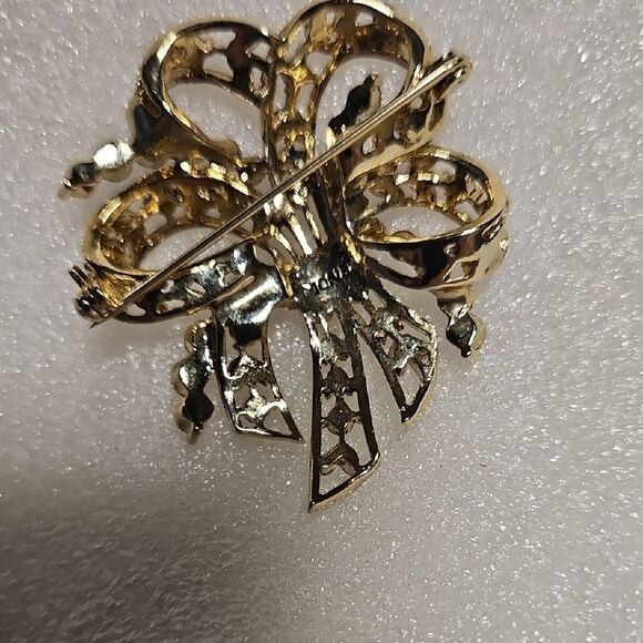 Vintage Signed Monet Ruby Red Rhinestones Bow Flower Goldtone Leaves Brooch Pin - Picture 4 of 5